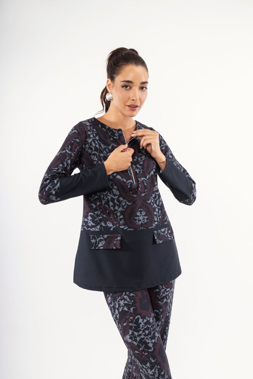 Γυναικείο εμπριμέ σετ με λαχούρια σε μπορντό αποχρώσεις, μπλούζα και παντελόνι σε άνετη γραμμή.