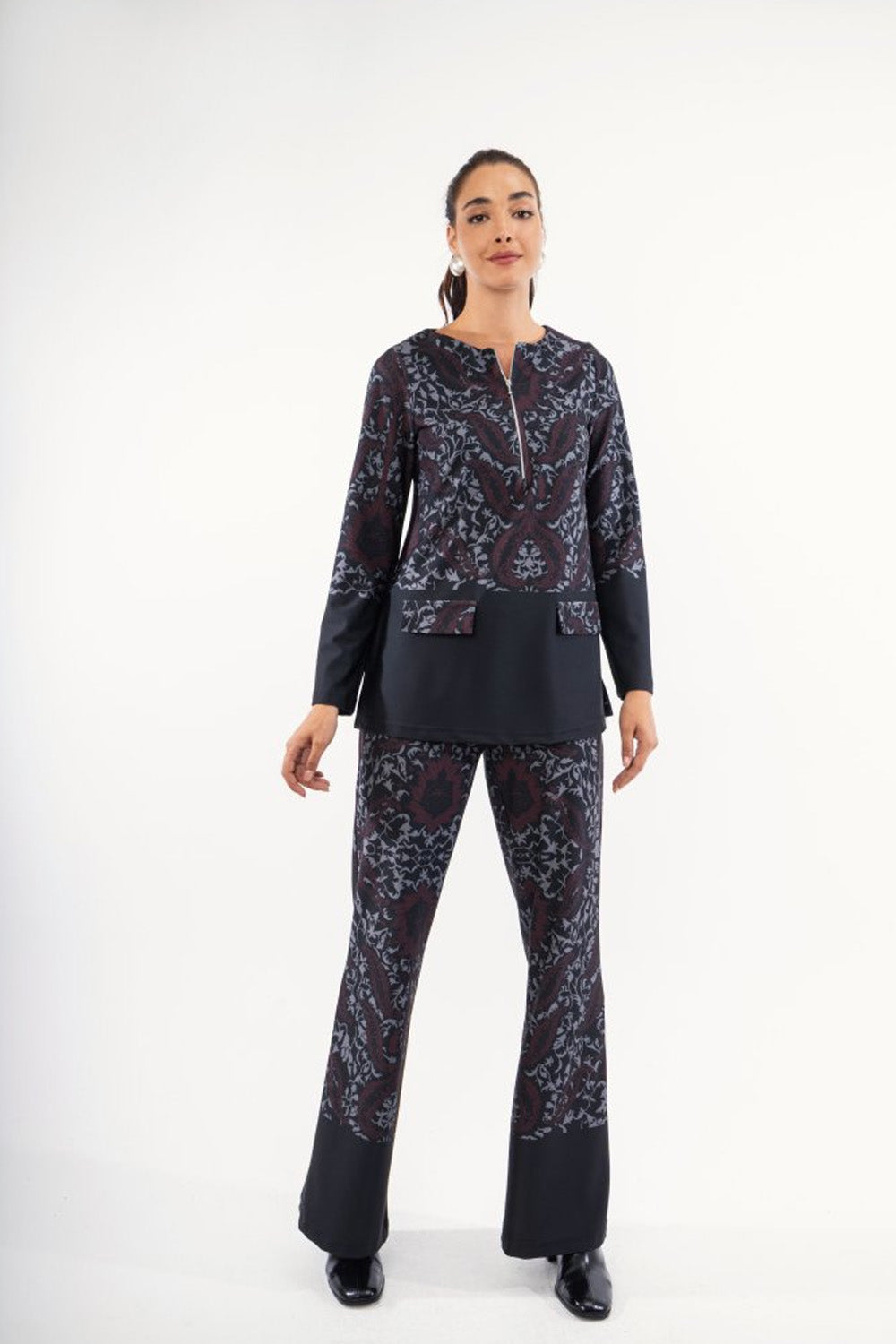 Γυναικείο εμπριμέ σετ με λαχούρια σε μπορντό αποχρώσεις, μπλούζα και παντελόνι σε άνετη γραμμή.