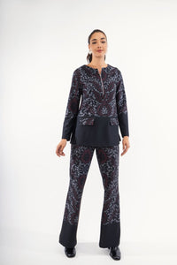 Γυναικείο εμπριμέ σετ με λαχούρια σε μπορντό αποχρώσεις, μπλούζα και παντελόνι σε άνετη γραμμή.