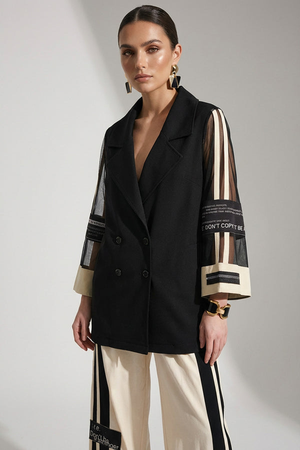 Γυναικείο σετ με μαύρο διπλόκουμπο σακάκι με διαφανή μανίκια και μπεζ παντελόνα με μαύρες ρίγες στο πλάι