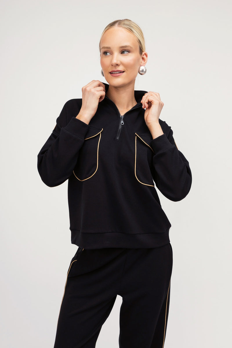 Μαύρο γυναικείο σετ με χρυσή ρέλι, μπλούζα με φερμουάρ και ίσιο παντελόνι σε άνετη γραμμή.