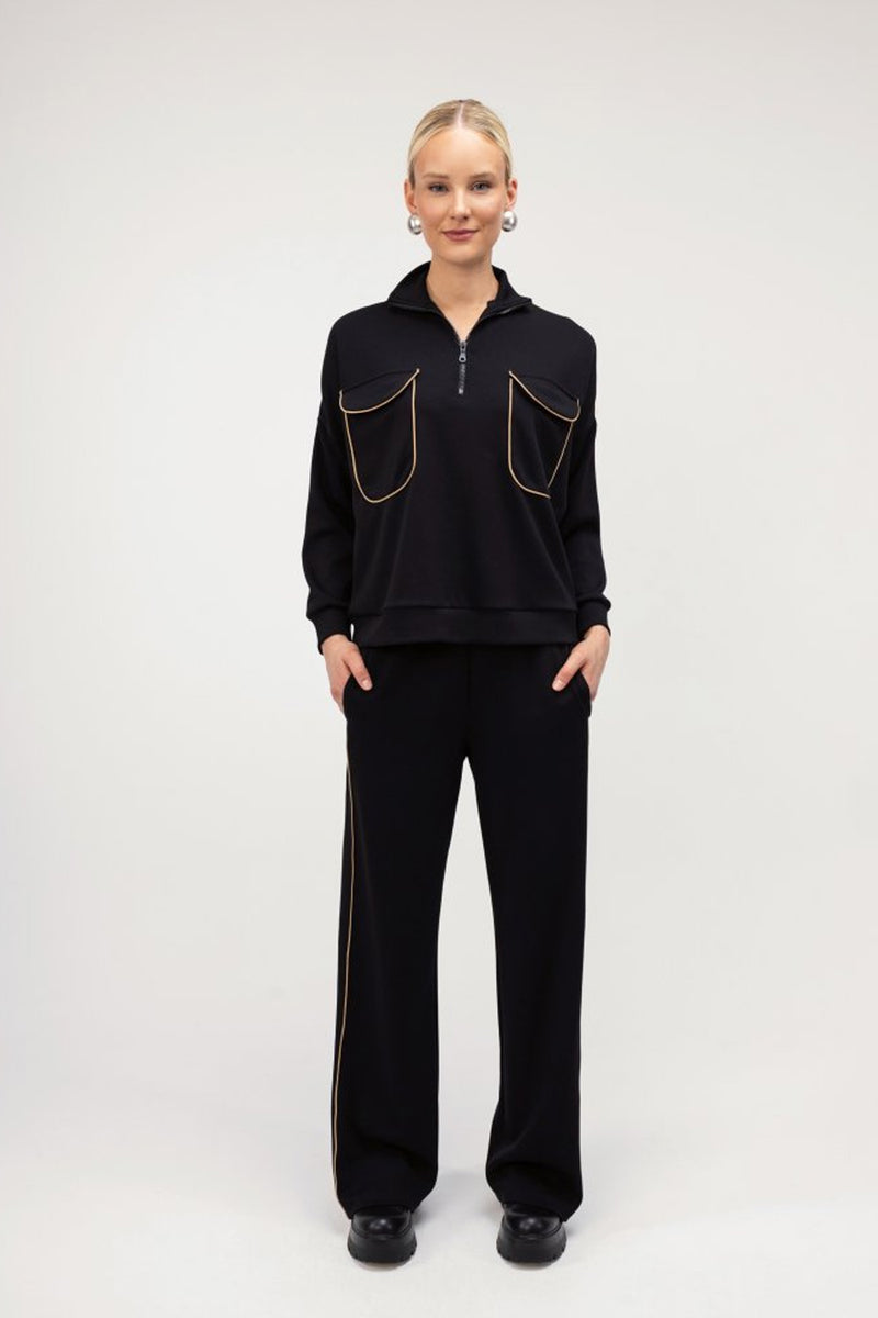 Μαύρο γυναικείο σετ με χρυσή ρέλι, μπλούζα με φερμουάρ και ίσιο παντελόνι σε άνετη γραμμή.