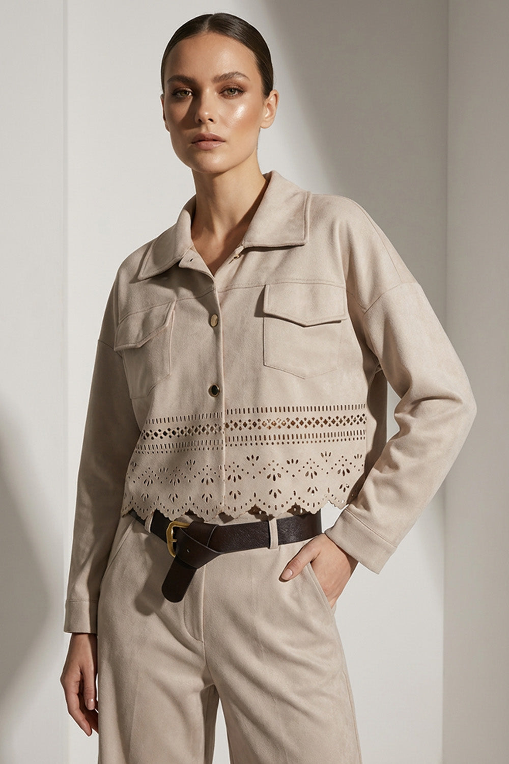 Σετ μπεζ σουέτ με ζακέτα και παντελόνα με διάτρητες λεπτομέρειες, φωτογράφιση στούντιο.