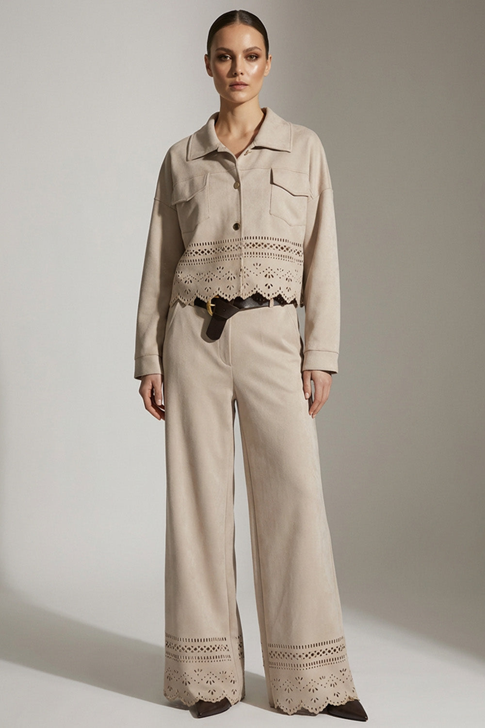 Σετ μπεζ σουέτ με ζακέτα και παντελόνα με διάτρητες λεπτομέρειες, φωτογράφιση στούντιο.