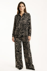 Σετ Πουκάμισο & Παντελόνα με Abstract Print σε Μαύρο, μοντέρνο outfit με έντονο γραφιστικό σχέδιο.