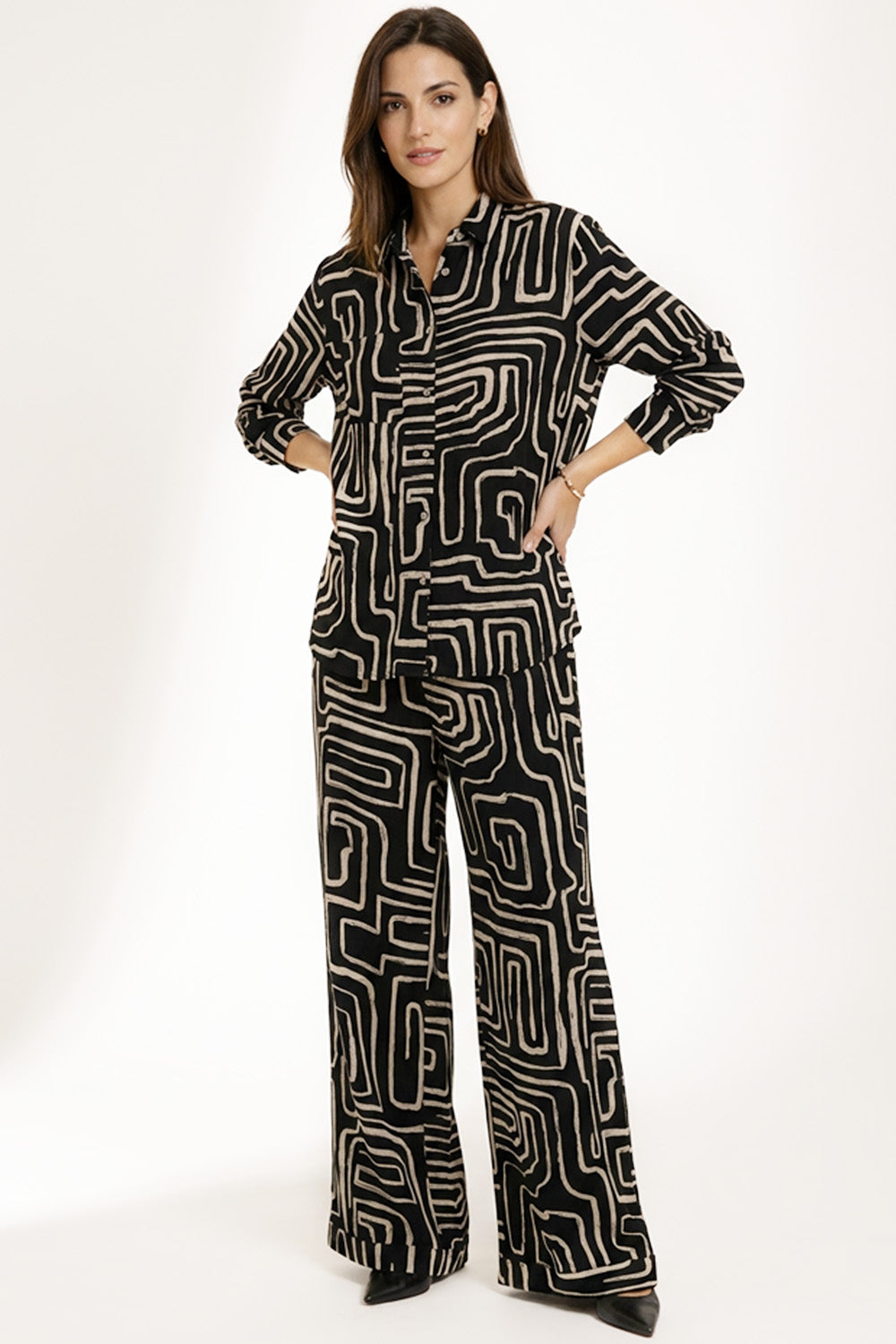 Σετ Πουκάμισο & Παντελόνα με Abstract Print σε Μαύρο, μοντέρνο σχέδιο με γεωμετρικά μοτίβα.