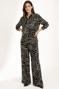 Σετ Πουκάμισο & Παντελόνα με Abstract Print σε Μαύρο, μοντέρνο σχέδιο με γεωμετρικά μοτίβα.