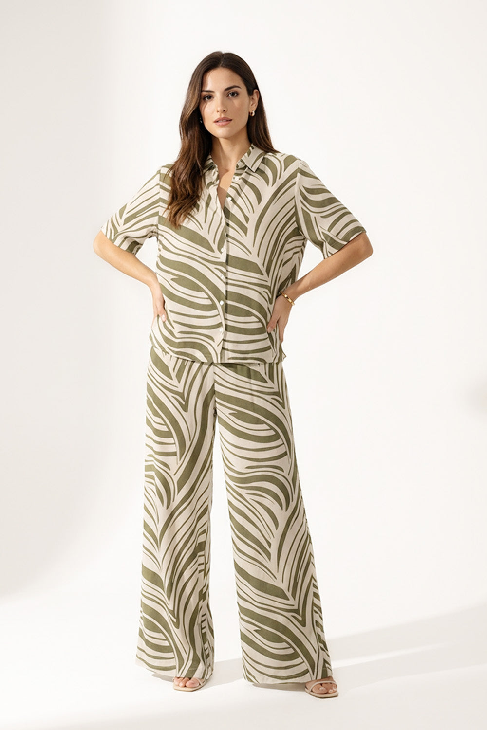 Σετ Πουκάμισο & Παντελόνα με Tropical Print σε Λαδί Τόνους, αναδεικνύει φυσική κομψότητα και άνεση.