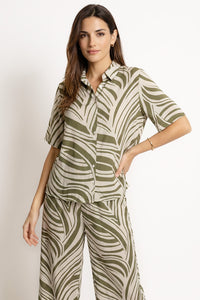 Σετ Πουκάμισο & Παντελόνα με Tropical Print σε Λαδί Τόνους, featuring a relaxed fit and earthy colors.