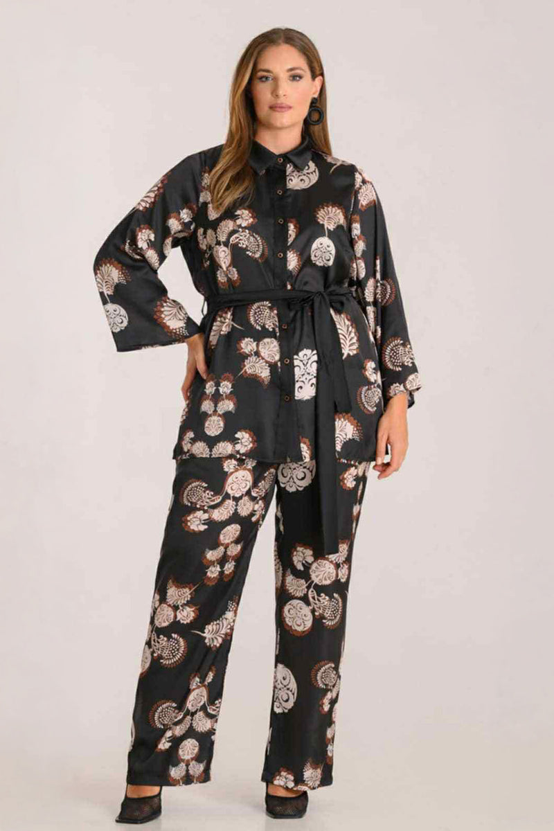 Plus size σετ πουκάμισο και παντελόνι σε μαύρο με print από Ellisargi Boutique