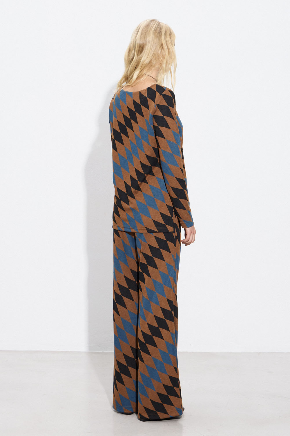 Set me blouza kai pantelona wide leg se montelo romvous se kafe-mple-mavro print