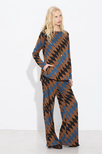 Set me blouza kai pantelona wide leg se montelo romvous se kafe-mple-mavro print