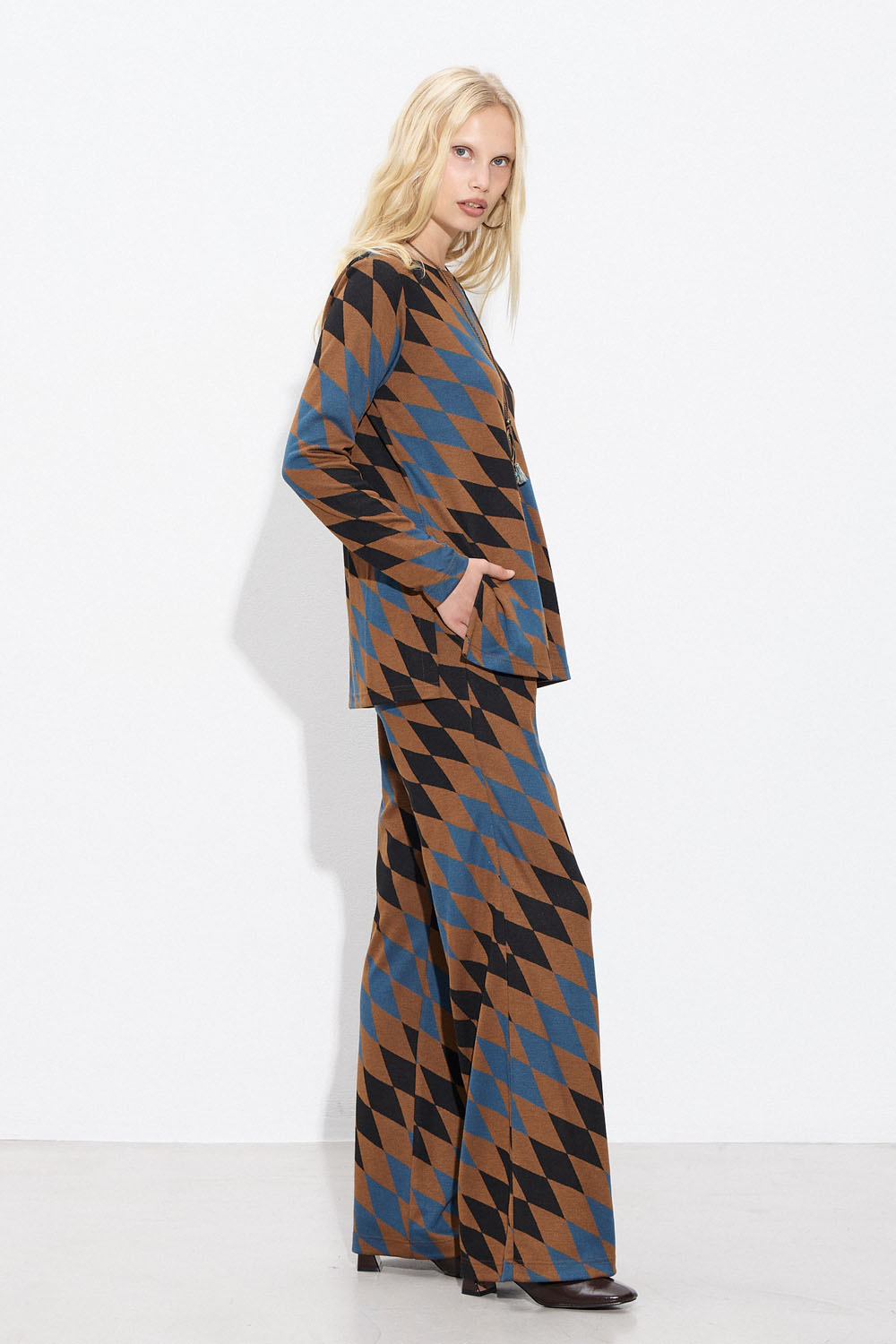 Set me blouza kai pantelona wide leg se montelo romvous se kafe-mple-mavro print