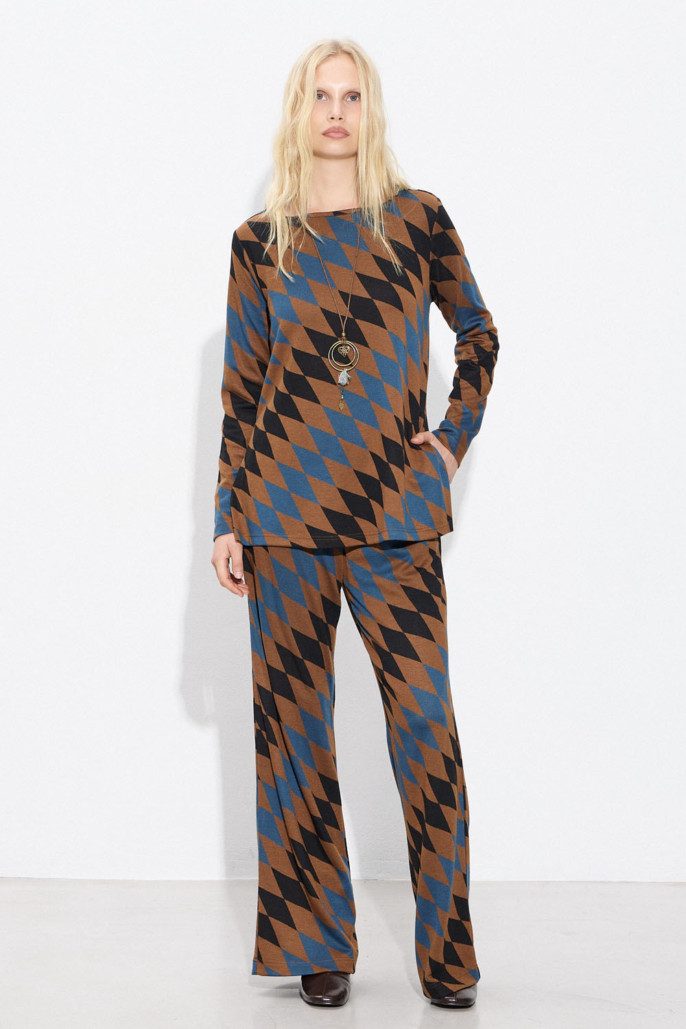 Set me blouza kai pantelona wide leg se montelo romvous se kafe-mple-mavro print