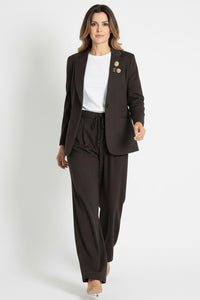 Σετ σακάκι και παντελόνα σε σκούρο καφέ με διακριτική lurex ραφή και διακοσμητικά pins