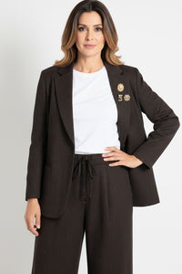 Σετ σακάκι και παντελόνα σε σκούρο καφέ με διακριτική lurex ραφή και διακοσμητικά pins