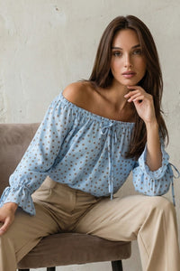 μπλούζα σιέλ off shoulder με πουά και μακριά μανίκια