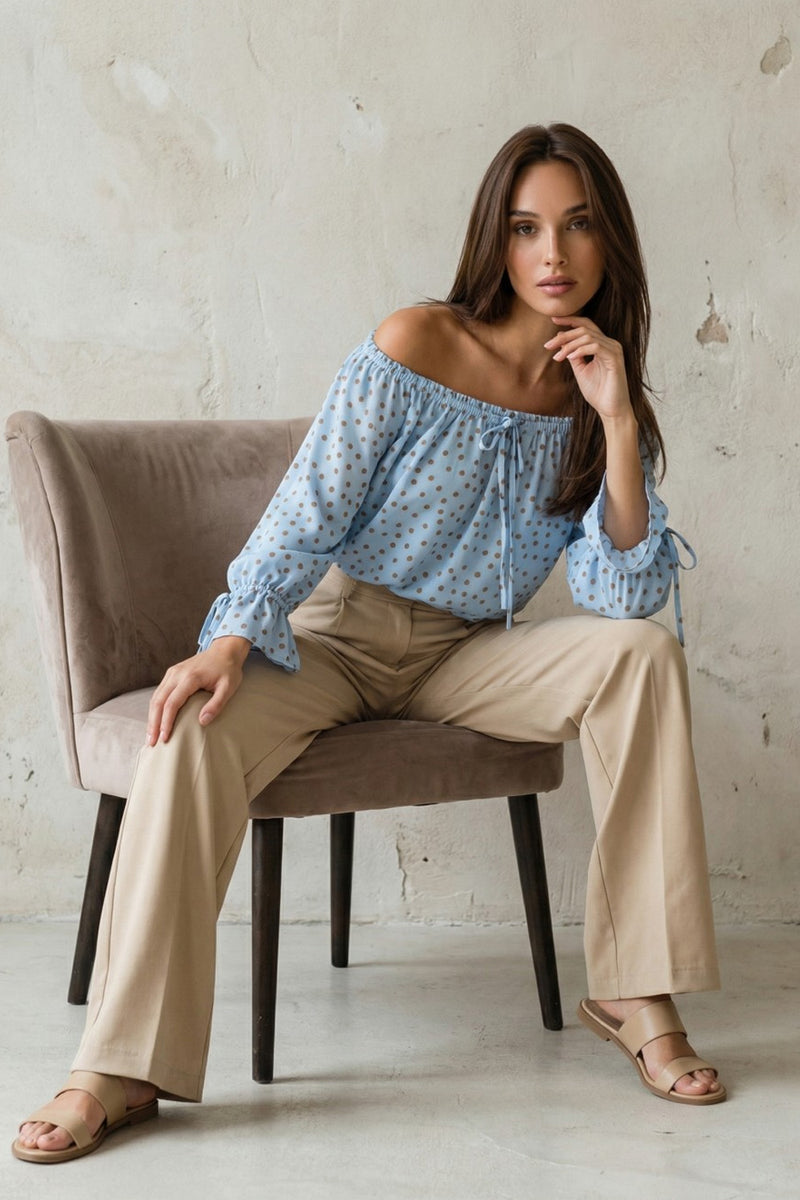 μπλούζα σιέλ off shoulder με πουά και μακριά μανίκια