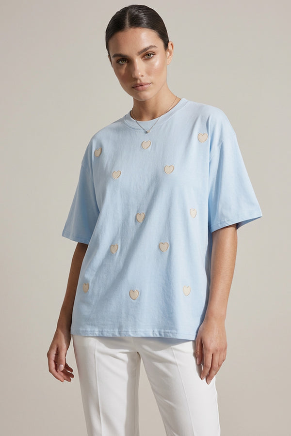 γυναικείο σιέλ t-shirt με διακοσμητικές καρδιές μπροστά