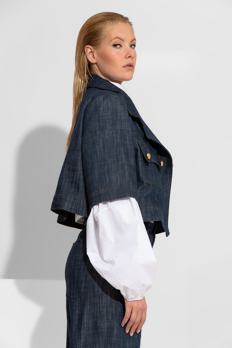 Σκούρο μπλε oversized κοντό denim μπουφάν με χρυσά κουμπιά και έντονες ραφές