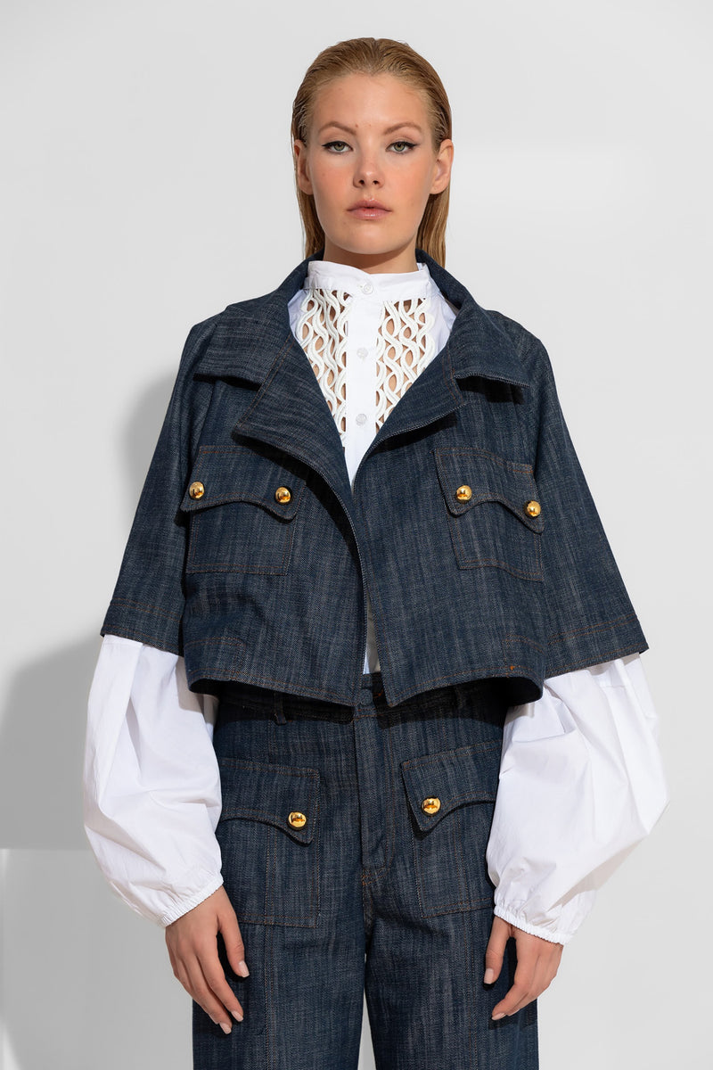 Σκούρο μπλε oversized κοντό denim μπουφάν με χρυσά κουμπιά και έντονες ραφές