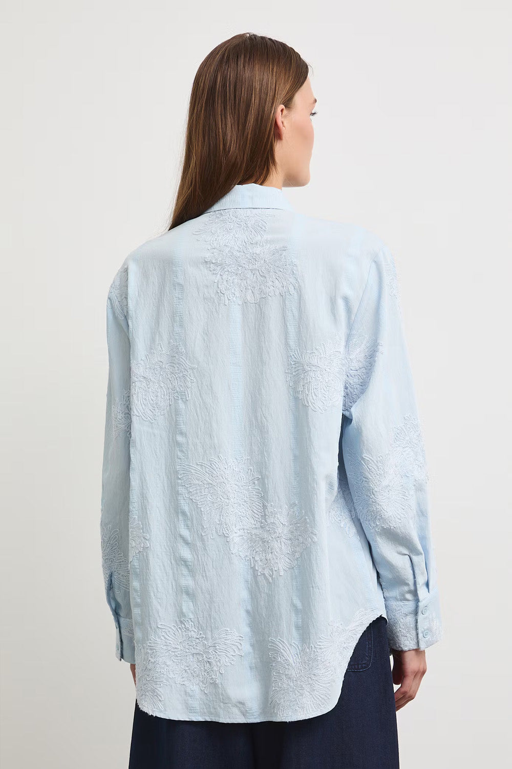 Sky blue γυναικείο πουκάμισο με ανάγλυφα floral κεντήματα και μακριά άνετη γραμμή