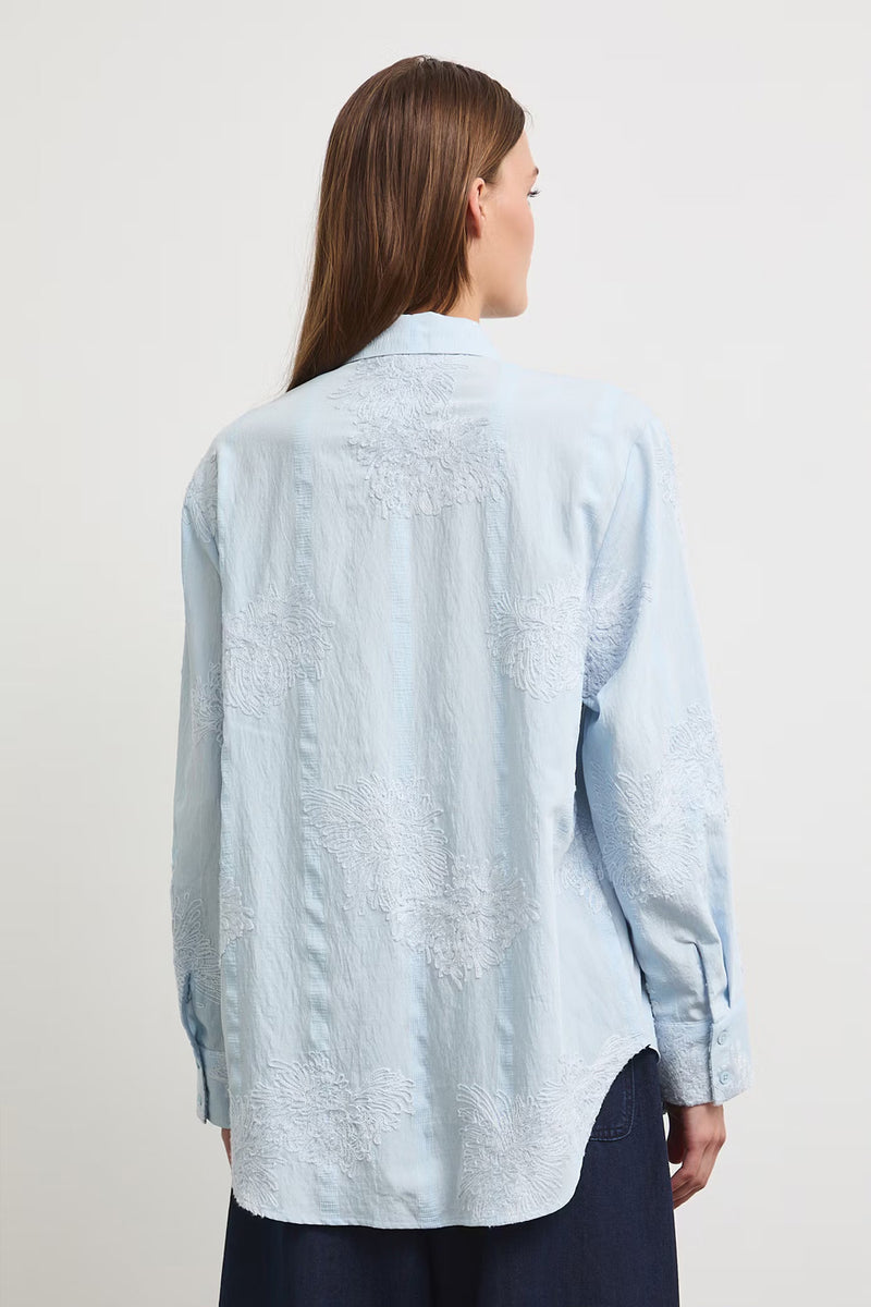 Sky blue γυναικείο πουκάμισο με ανάγλυφα floral κεντήματα και μακριά άνετη γραμμή