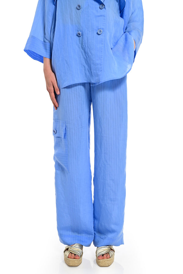 Γυναικείο παντελόνι σε γαλάζιο χρώμα με λεπτή ρίγα, ίσια γραμμή και cargo τσέπη στο πλάι