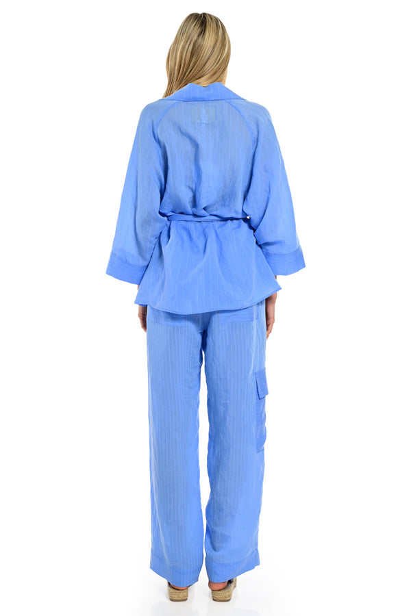 Γυναικείο γαλάζιο πουκάμισο με λεπτή ρίγα, ζώνη στη μέση και χαλαρή εφαρμογή