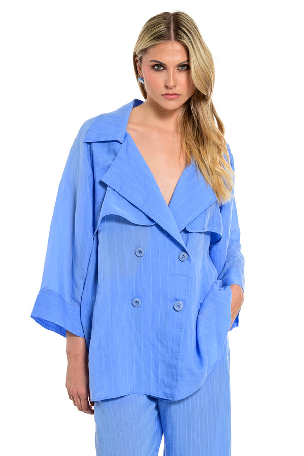 Γυναικείο γαλάζιο πουκάμισο με λεπτή ρίγα, ζώνη στη μέση και χαλαρή εφαρμογή