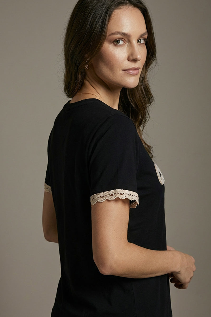 Μαύρο βαμβακερό t-shirt Cherry με δαντελένια λεπτομέρεια στα μανίκια και ανάγλυφο λογότυπο μπροστά