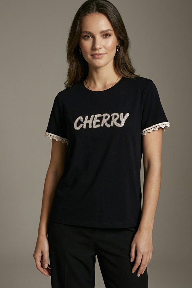 Μαύρο βαμβακερό t-shirt Cherry με δαντελένια λεπτομέρεια στα μανίκια και ανάγλυφο λογότυπο μπροστά