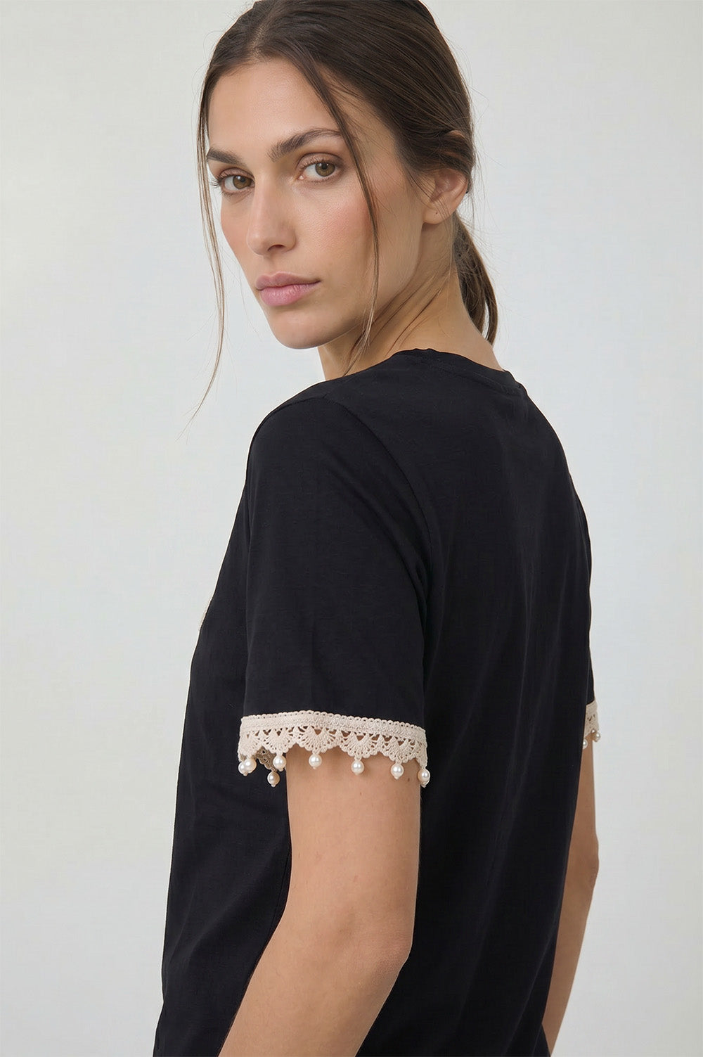 Μαύρο βαμβακερό t-shirt Cherry με δαντελένια λεπτομέρεια στα μανίκια και ανάγλυφο λογότυπο μπροστά