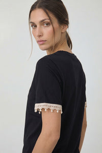 Μαύρο βαμβακερό t-shirt Cherry με δαντελένια λεπτομέρεια στα μανίκια και ανάγλυφο λογότυπο μπροστά