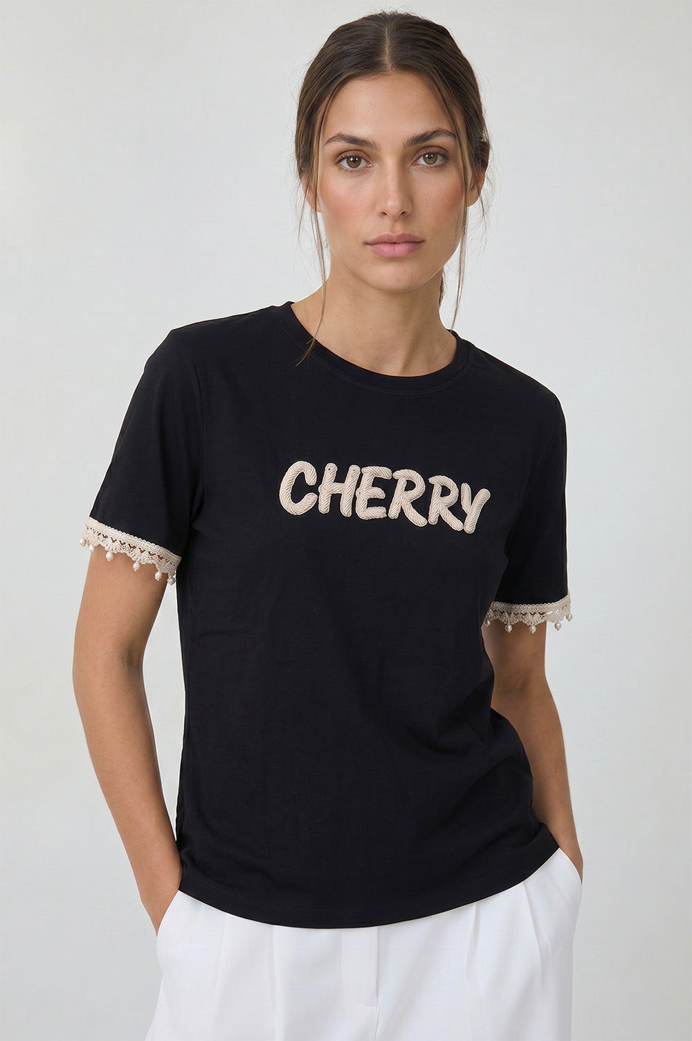 Μαύρο βαμβακερό t-shirt Cherry με δαντελένια λεπτομέρεια στα μανίκια και ανάγλυφο λογότυπο μπροστά
