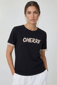 Μαύρο βαμβακερό t-shirt Cherry με δαντελένια λεπτομέρεια στα μανίκια και ανάγλυφο λογότυπο μπροστά