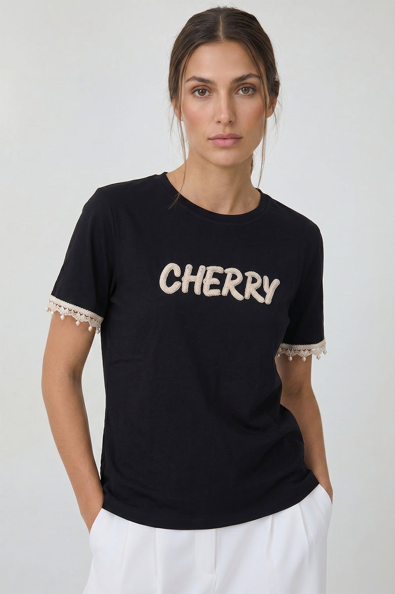 Μαύρο βαμβακερό t-shirt Cherry με δαντελένια λεπτομέρεια στα μανίκια και ανάγλυφο λογότυπο μπροστά