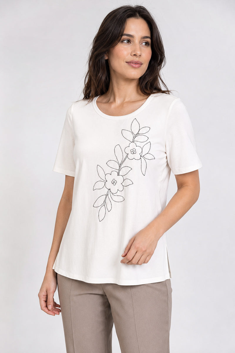 Γυναικείο off white T-shirt με κοντό μανίκι και κεντητό floral σχέδιο στο μπροστινό μέρος.
