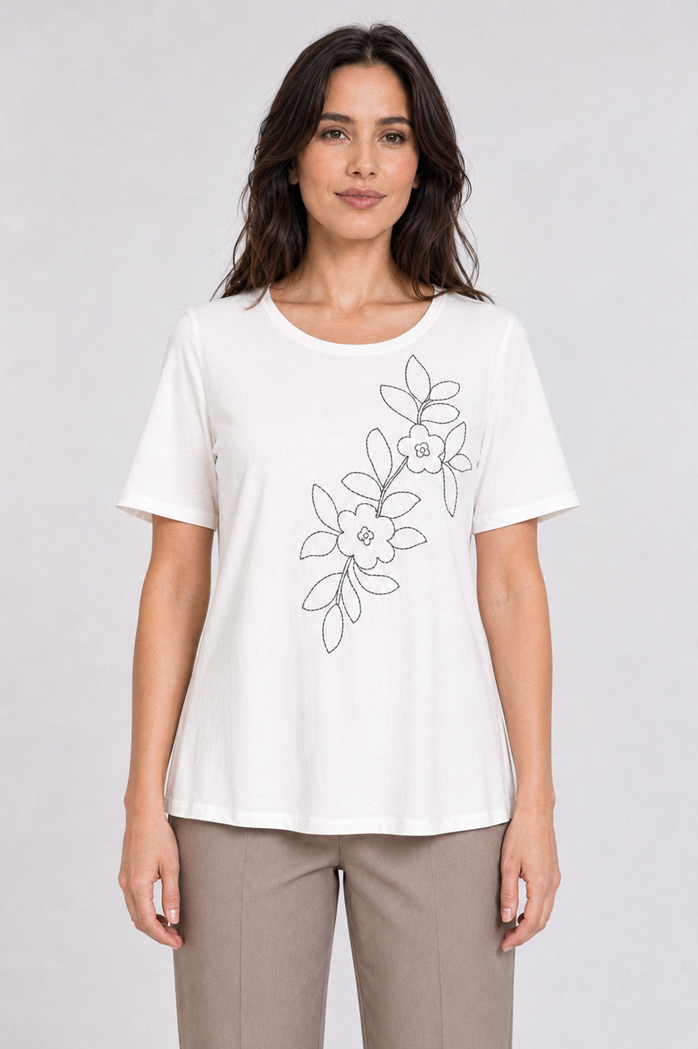 Γυναικείο off white T-shirt με κοντό μανίκι και κεντητό floral σχέδιο στο μπροστινό μέρος.