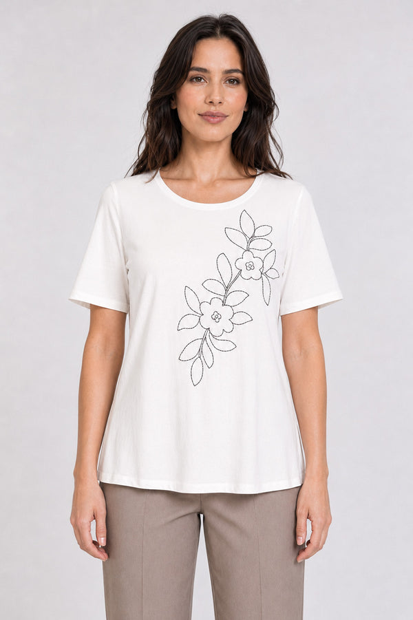 Γυναικείο off white T-shirt με κοντό μανίκι και κεντητό floral σχέδιο στο μπροστινό μέρος.