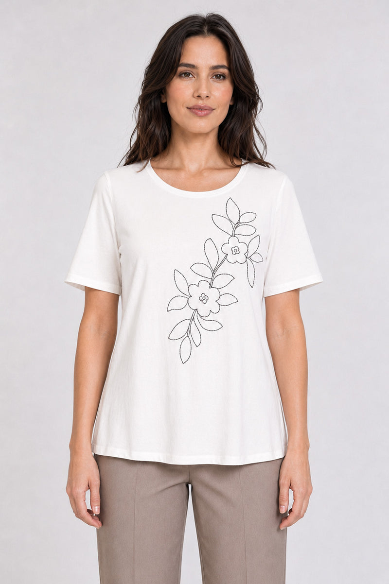 Γυναικείο off white T-shirt με κοντό μανίκι και κεντητό floral σχέδιο στο μπροστινό μέρος.