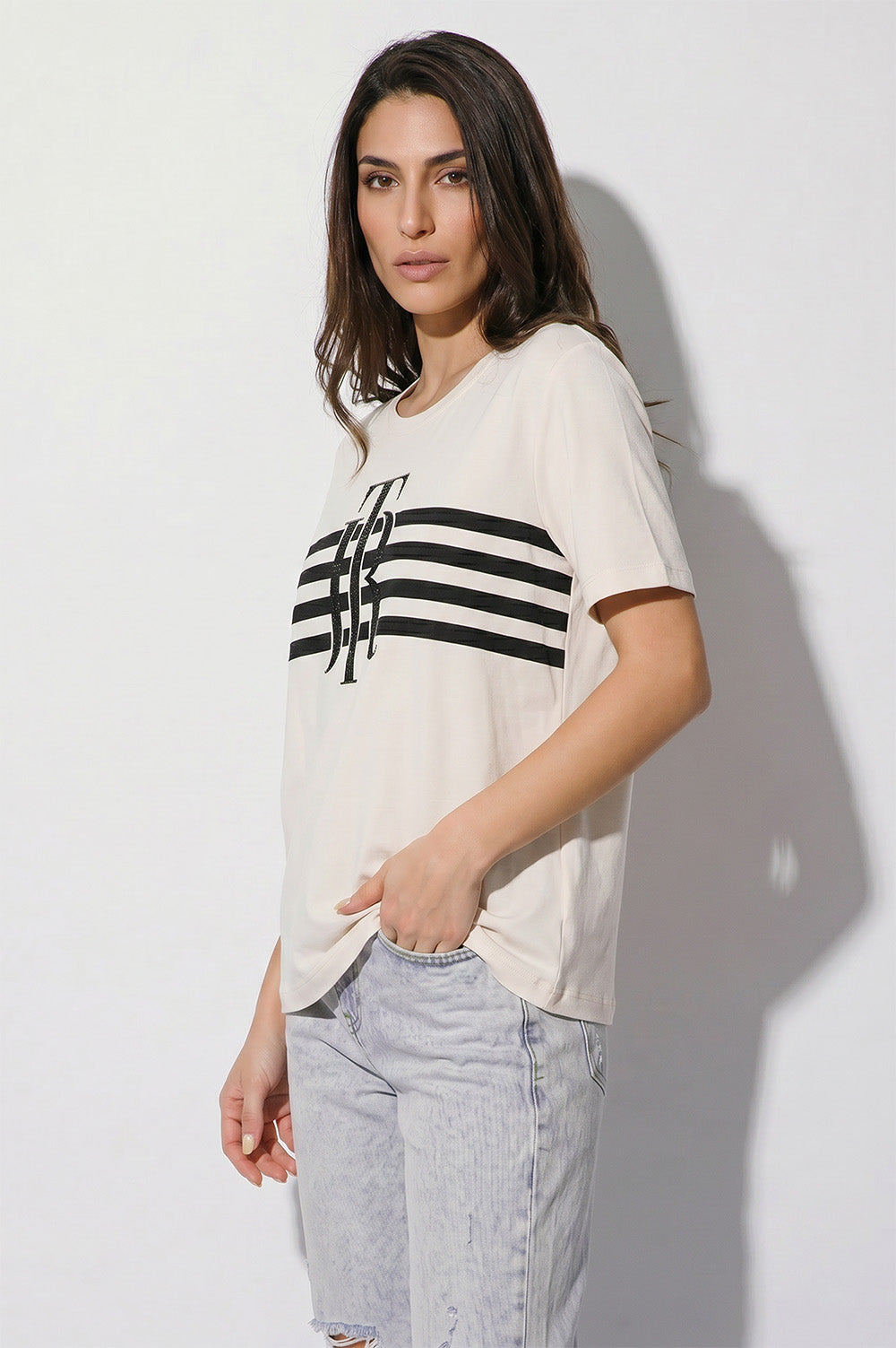 Γυναικείο ivory T-shirt με ριγέ μαύρο print και διακοσμητικά στρας στο μπροστινό μέρος.