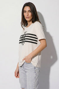 Γυναικείο ivory T-shirt με ριγέ μαύρο print και διακοσμητικά στρας στο μπροστινό μέρος.