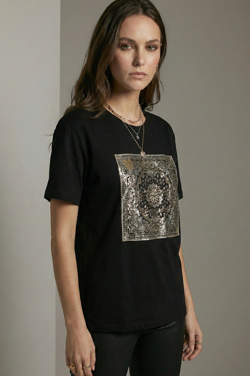 Γυναικείο μαύρο T-shirt με χρυσό baroque διακοσμητικό μοτίβο και strass μπροστά