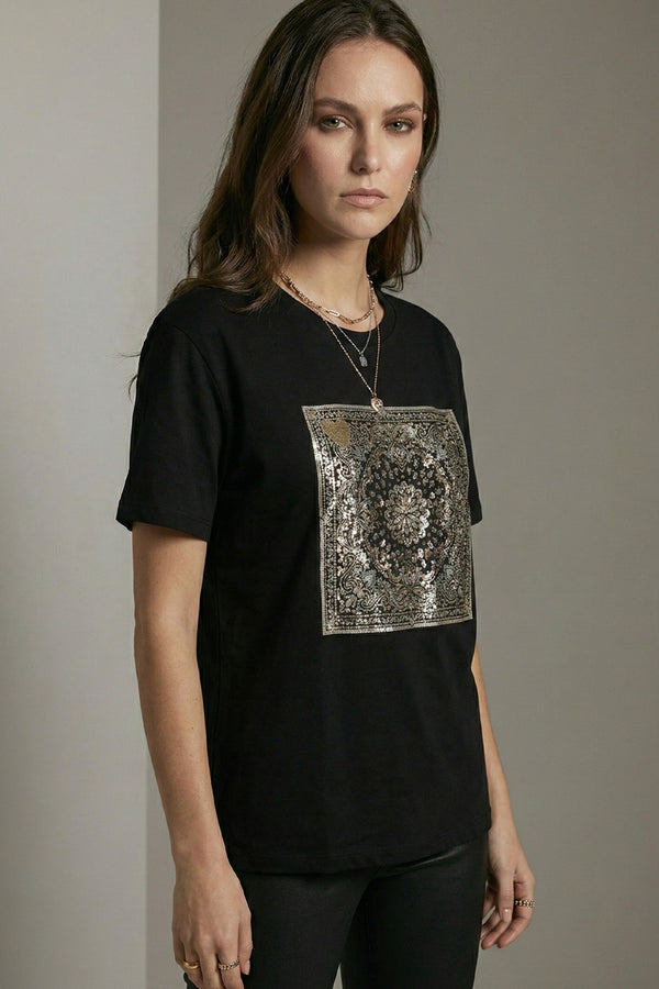 Γυναικείο μαύρο T-shirt με χρυσό baroque διακοσμητικό μοτίβο και strass μπροστά