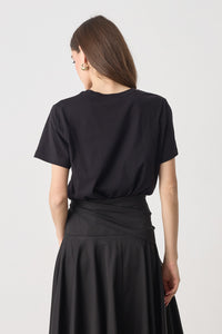 Μαύρο γυναικείο T-shirt με safari τύπωμα σε λευκό και στρογγυλή λαιμόκοψη