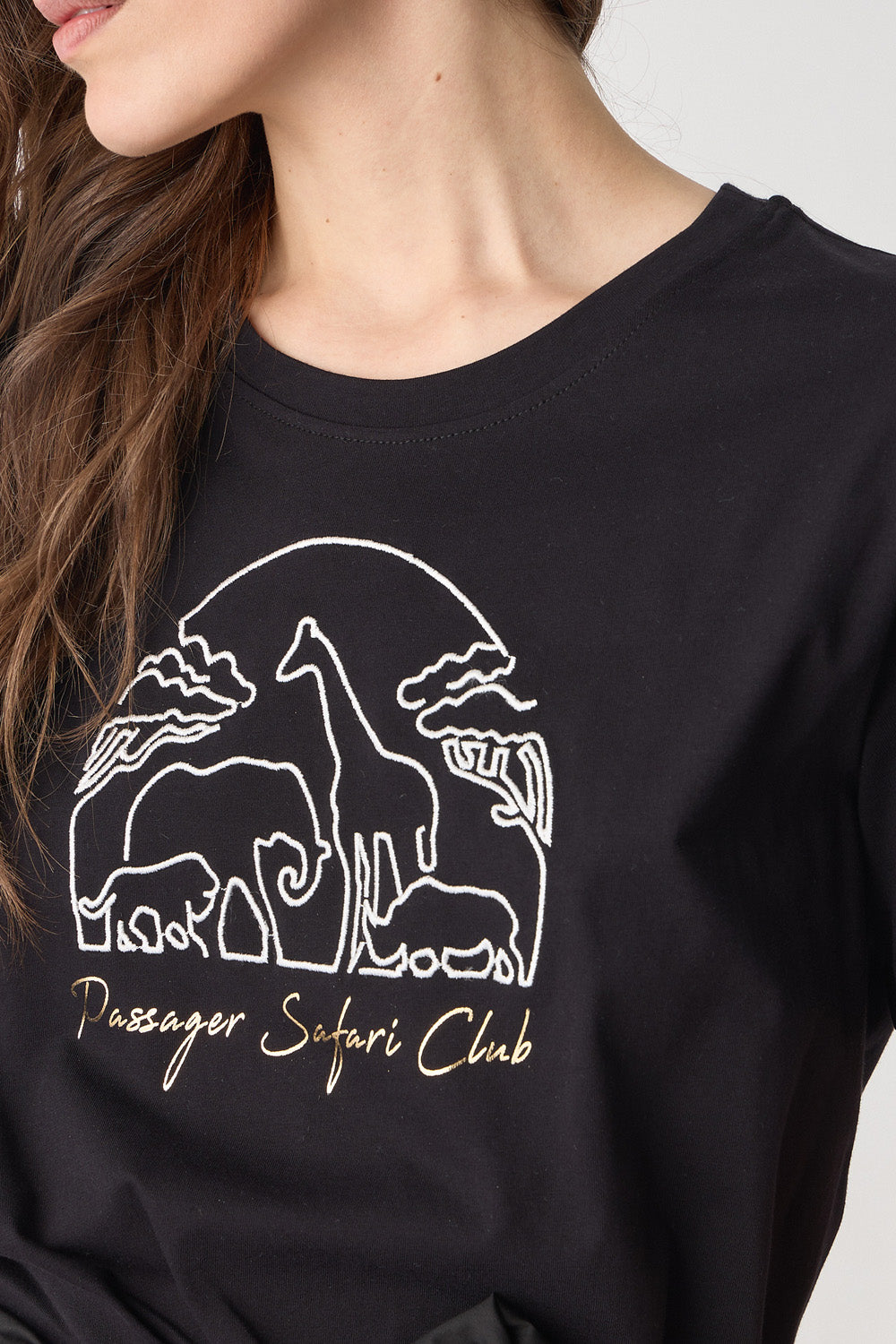 Μαύρο γυναικείο T-shirt με safari τύπωμα σε λευκό και στρογγυλή λαιμόκοψη