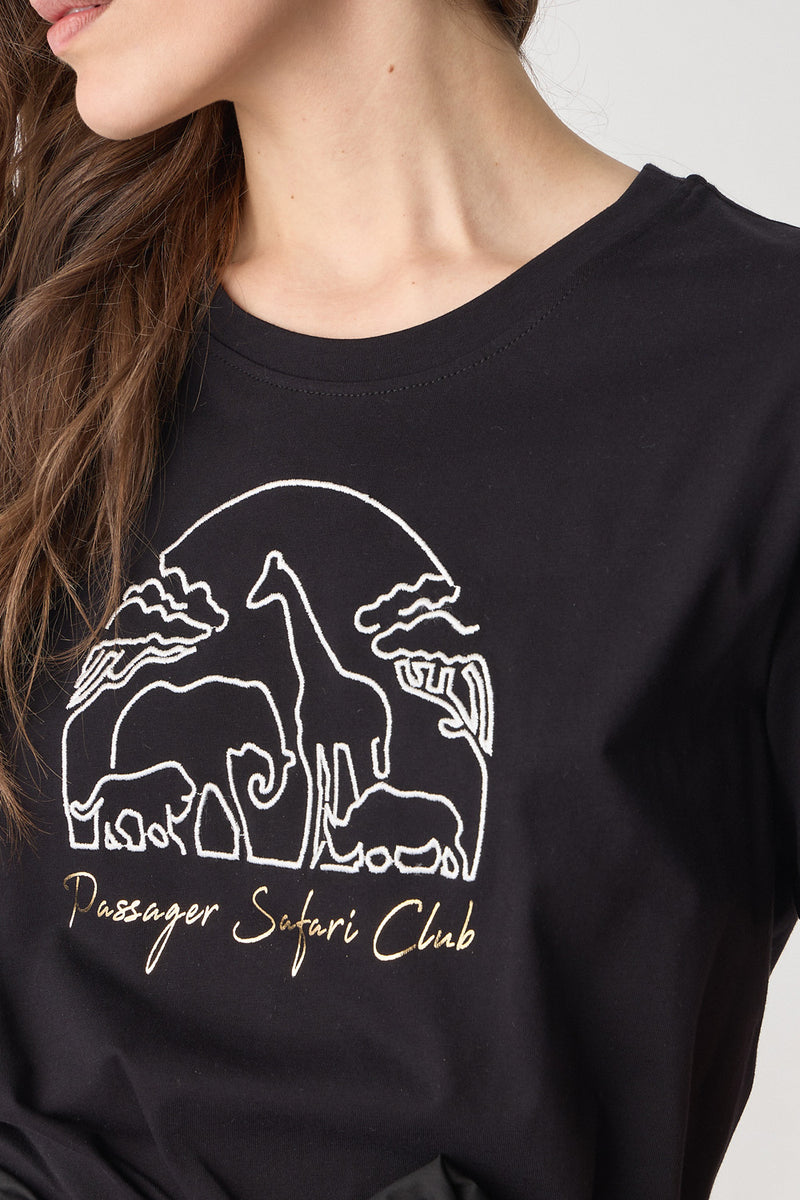 Μαύρο γυναικείο T-shirt με safari τύπωμα σε λευκό και στρογγυλή λαιμόκοψη