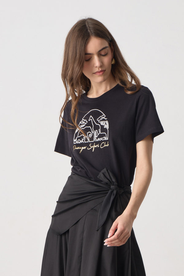 Μαύρο γυναικείο T-shirt με safari τύπωμα σε λευκό και στρογγυλή λαιμόκοψη