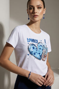Γυναικείο λευκό t-shirt με τύπωμα καρδιάς και μπλε διακοσμητικές πέτρες, κοντό μανίκι και ίσια γραμμή.